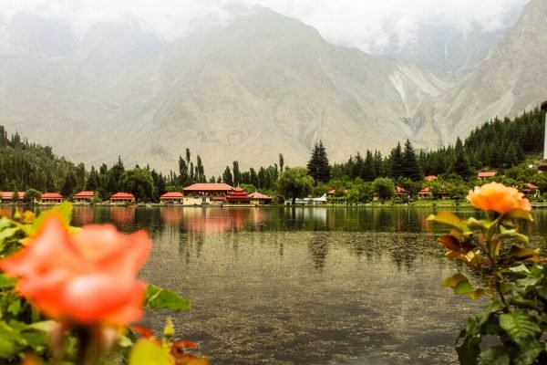shangrila-resort-with-lake_3146-297